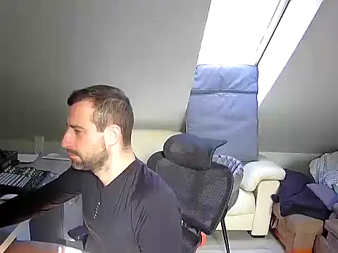 Snapshot of gryzoon chatting on October 10, 2025, 12:37 pm gryzoon online show from October 10, 2025, 12:37 pm