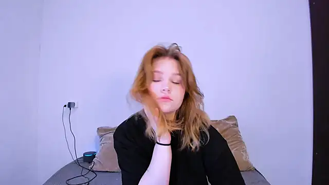 LaseyMoon online show from November 2, 2025, 10:45 pm