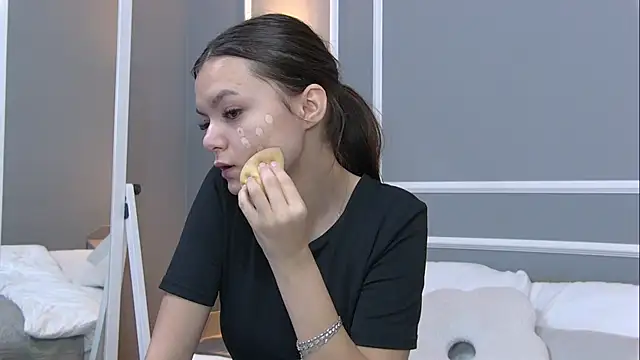 AsterQuinn online show from October 25, 2025, 3:40 pm