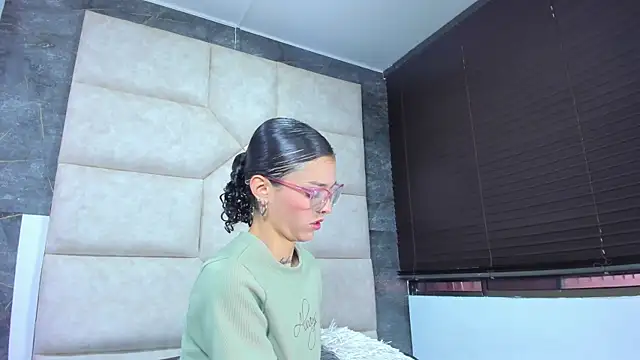 Snapshot of Vaiolett_Smith chatting on April 13, 2026, 2:44 pm Vaiolett Smith online show from April 13, 2026, 2:44 pm