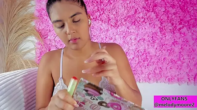 Melodymoore  online show from November 24, 2025, 2:33 am