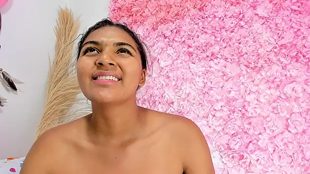 Melodymoore  online show from February 18, 2026, 9:22 pm