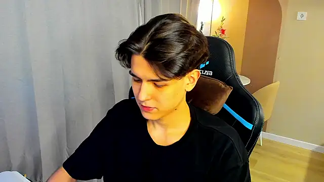 Snapshot of TravisRevas chatting on December 19, 2025, 5:20 pm TravisRevas online show from December 19, 2025, 5:20 pm