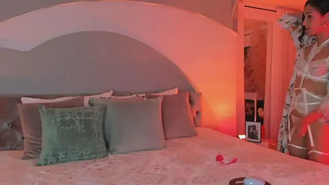 Elizabeth clark  online show from October 24, 2025, 8:05 pm