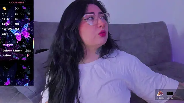 Curvybaddie99 online show from April 9, 2026, 5:51 pm