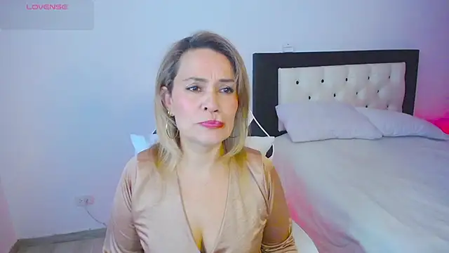 Snapshot of CarolinneFiotti chatting on October 15, 2025, 1:44 pm CarolinneFiotti online show from October 15, 2025, 1:44 pm