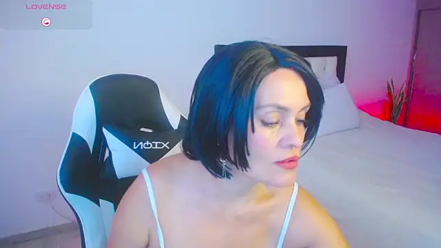 Snapshot of CarolinneFiotti chatting on October 18, 2025, 3:02 pm CarolinneFiotti online show from October 18, 2025, 3:02 pm