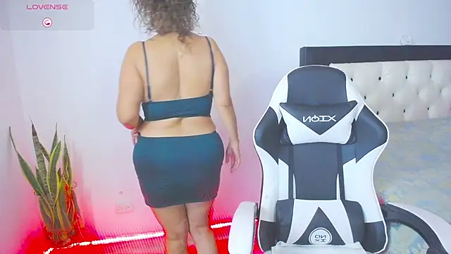 CarolinneFiotti online show from October 28, 2025, 11:58 am