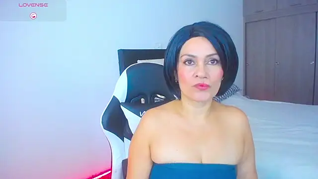 Snapshot of CarolinneFiotti chatting on November 3, 2025, 1:56 pm CarolinneFiotti online show from November 3, 2025, 1:56 pm