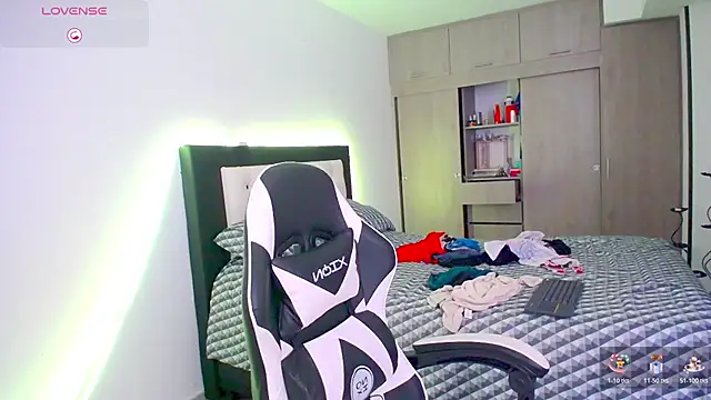 Snapshot of CarolinneFiotti chatting on November 25, 2025, 2:28 pm CarolinneFiotti online show from November 25, 2025, 2:28 pm