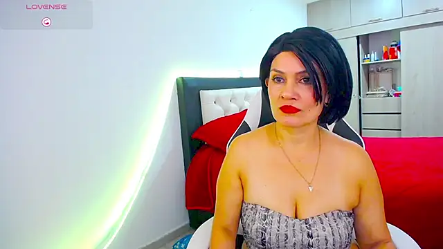 Snapshot of CarolinneFiotti chatting on November 27, 2025, 2:52 pm CarolinneFiotti online show from November 27, 2025, 2:52 pm