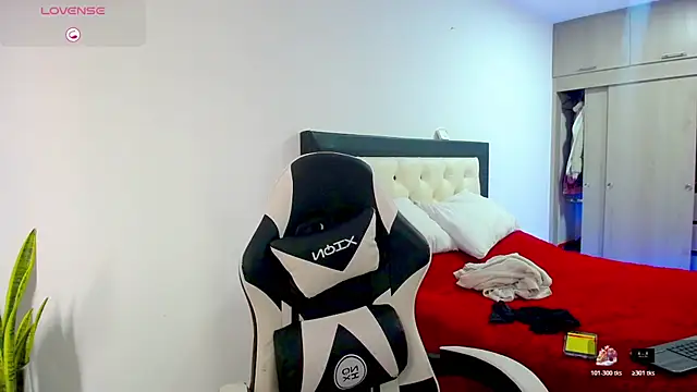 Snapshot of CarolinneFiotti chatting on December 3, 2025, 1:42 pm CarolinneFiotti online show from December 3, 2025, 1:42 pm