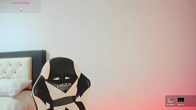 Snapshot of CarolinneFiotti chatting on January 13, 2026, 11:48 am CarolinneFiotti online show from January 13, 2026, 11:48 am