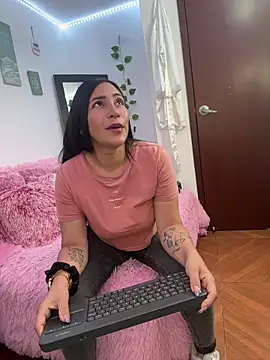 luna lgomez  online show from June 17, 2026, 12:18 pm