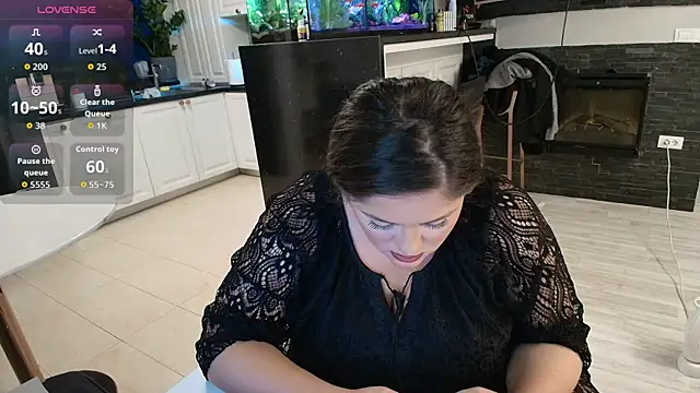 Layla- online show from October 5, 2025, 9:24 pm