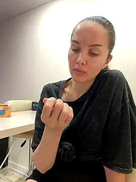 Beverly Hilll online show from November 25, 2025, 1:22 pm