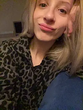 amorearte m online show from December 15, 2025, 6:06 am