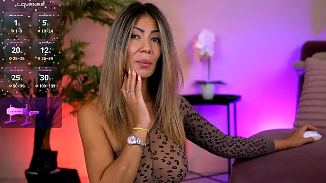 Snapshot of SophiaPotts chatting on October 13, 2025, 3:28 am SophiaPotts online show from October 13, 2025, 3:28 am