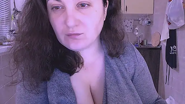 Snapshot of SoftLia chatting on October 10, 2025, 11:48 pm SoftLia online show from October 10, 2025, 11:48 pm