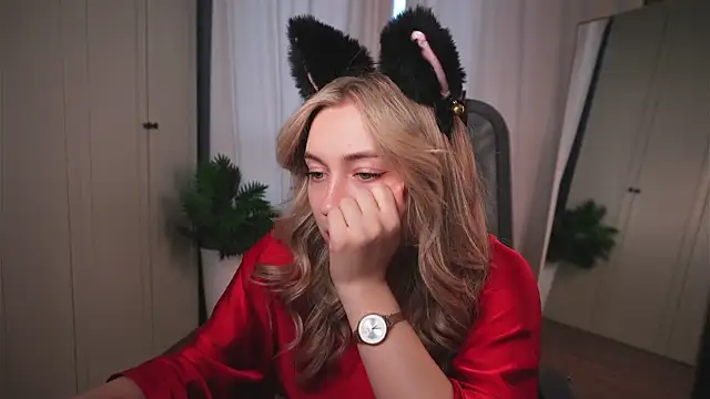 christie luv online show from November 4, 2025, 1:32 pm