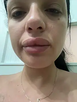 Snapshot of IrisRossie chatting on August 4, 2026, 5:54 am IrisRossie online show from August 4, 2026, 5:54 am