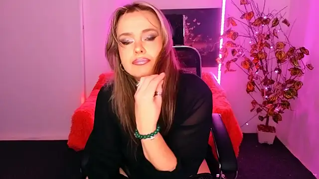 Snapshot of AnielaFox chatting on November 7, 2025, 8:14 am AnielaFox online show from November 7, 2025, 8:14 am