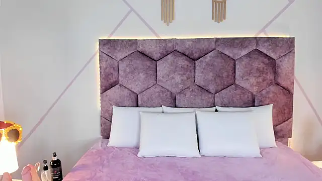 aurora collinss  online show from October 23, 2025, 12:04 pm