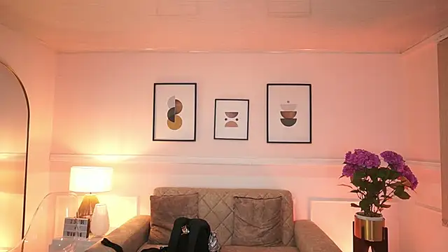 Snapshot of JulesBenett chatting on October 10, 2025, 11:31 am JulesBenett online show from October 10, 2025, 11:31 am