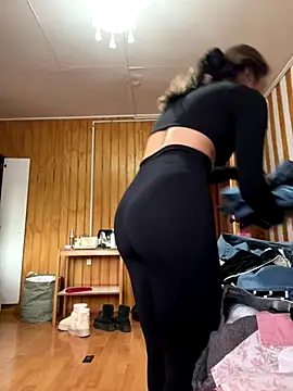 Snapshot of floooohv chatting on October 17, 2025, 11:18 pm floooohv online show from October 17, 2025, 11:18 pm