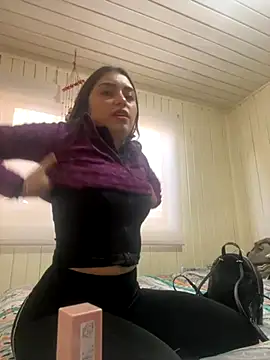 Snapshot of floooohv chatting on November 19, 2025, 9:15 pm floooohv online show from November 19, 2025, 9:15 pm