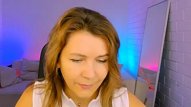 NicoleHitman online show from November 12, 2025, 9:21 am