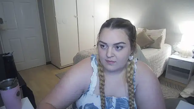 Snapshot of Neytjie chatting on November 17, 2025, 6:14 pm Neytjie online show from November 17, 2025, 6:14 pm