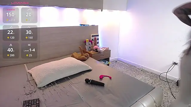 Snapshot of Cristal_Velle chatting on October 6, 2025, 12:24 pm Cristal Velle online show from October 6, 2025, 12:24 pm