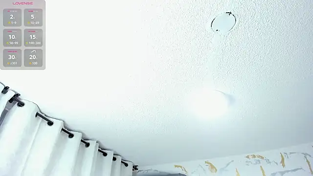 Snapshot of Cristal_Velle chatting on December 14, 2025, 12:21 pm Cristal Velle online show from December 14, 2025, 12:21 pm