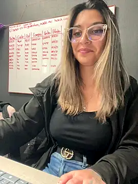 Isabella Varella online show from November 15, 2025, 1:03 am