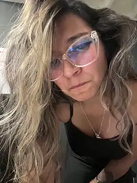 Isabella Varella online show from November 18, 2025, 12:38 am