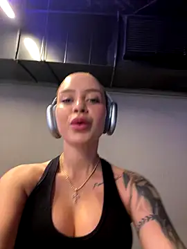 Snapshot of ValentinaMilann chatting on October 10, 2025, 7:13 pm ValentinaMilann online show from October 10, 2025, 7:13 pm