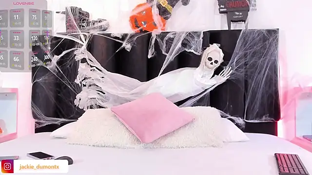 JackieDumont1 online show from October 18, 2025, 6:41 pm