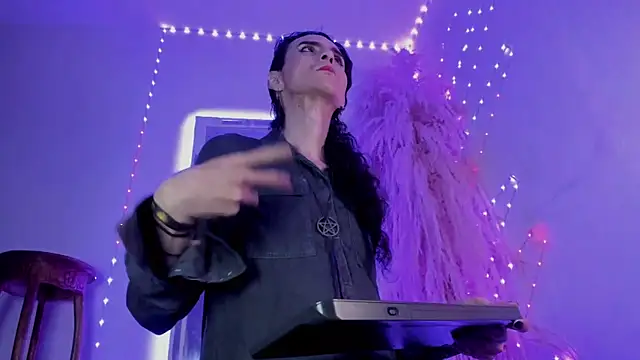 arthemisa hot online show from November 3, 2025, 1:23 pm