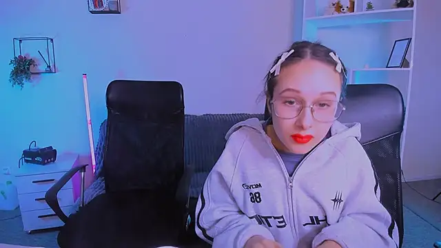 Snapshot of mona_cloud chatting on November 10, 2025, 12:31 am mona cloud online show from November 10, 2025, 12:31 am