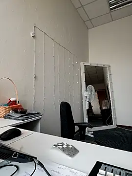 Juicy PeachLux online show from October 9, 2025, 9:29 am