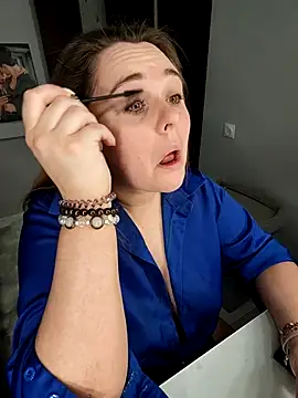 Juicy PeachLux online show from December 18, 2025, 4:07 am