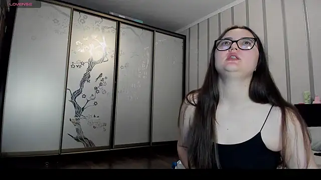 MiraLuccian online show from March 17, 2025, 5:49 pm