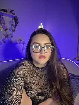 MiraLuccian online show from October 9, 2025, 8:40 pm