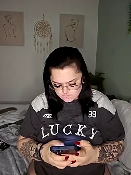 Saucy-Serenity online show from December 21, 2025, 9:11 pm