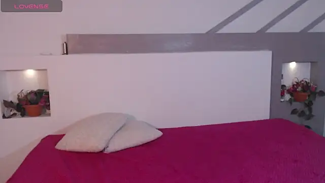 ZaraBlaze5 online show from October 28, 2025, 1:25 pm