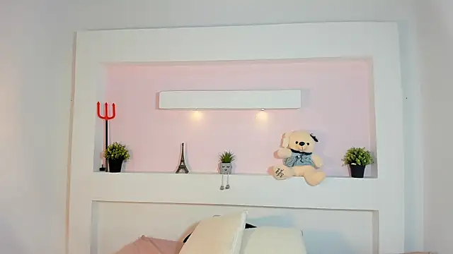 ZaraBlaze5 online show from November 11, 2025, 12:27 pm