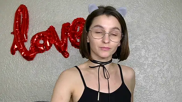 luna Gharming online show from March 17, 2025, 4:54 pm