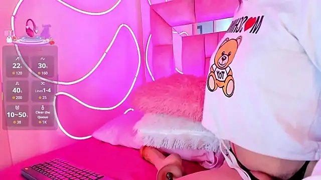 Small Hot19 online show from October 25, 2025, 11:07 am