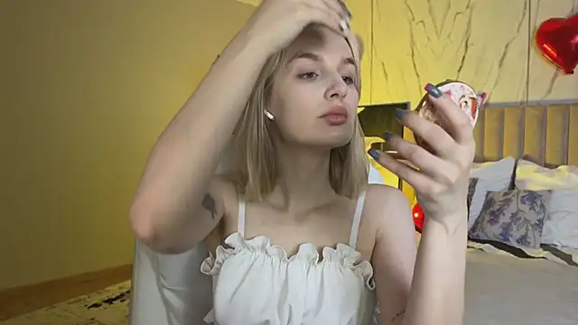  Vikky Moon  online show from March 27, 2026, 1:00 am